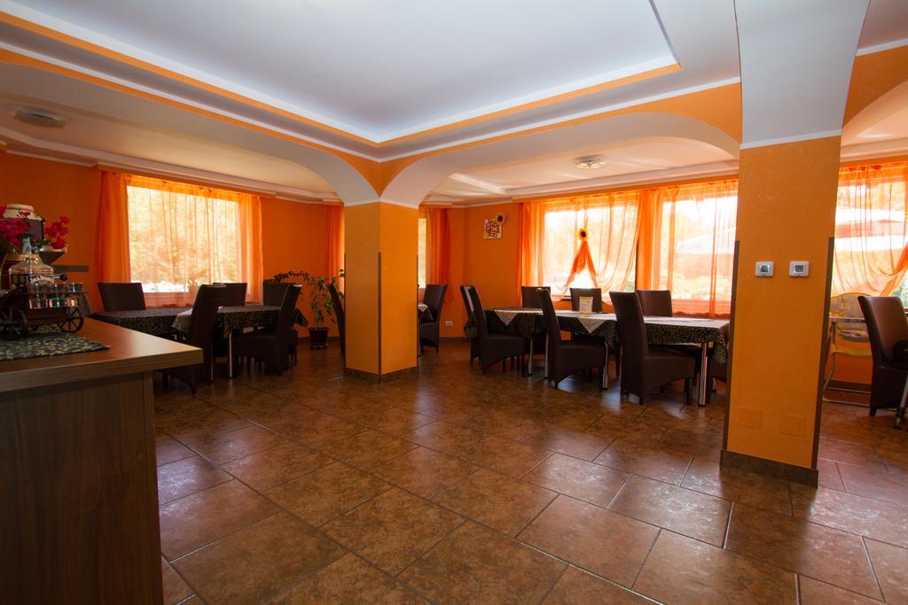 Pensiunea Royal Garden Hotel Simbata de Sus Exterior photo